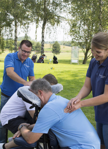 Golfturnier, Massagen an Loch 9.